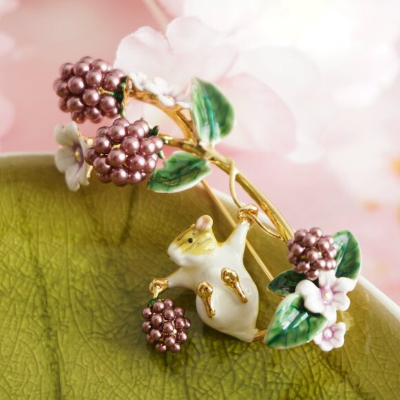 Cute mouse and black berry brooch - Picture 3 of 8